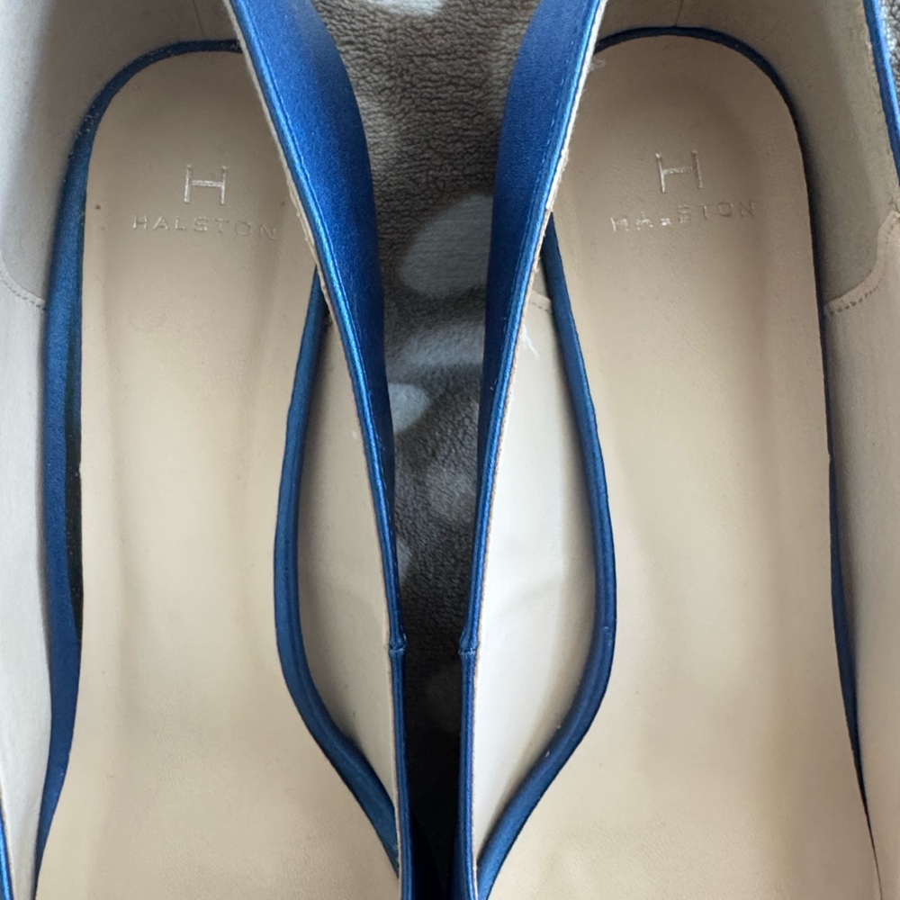 Vintage inspired elegance by Halston. Vegan leather, rubber sole. - Picture 8 of 8